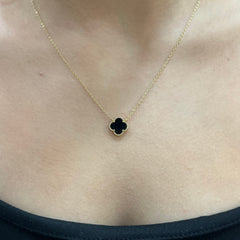 585 Black NoirBloom Kette aus 14 Karat Gold mit schwarzem Kleeblatt Anhänger – eleganter Symbolschmuck für Damen