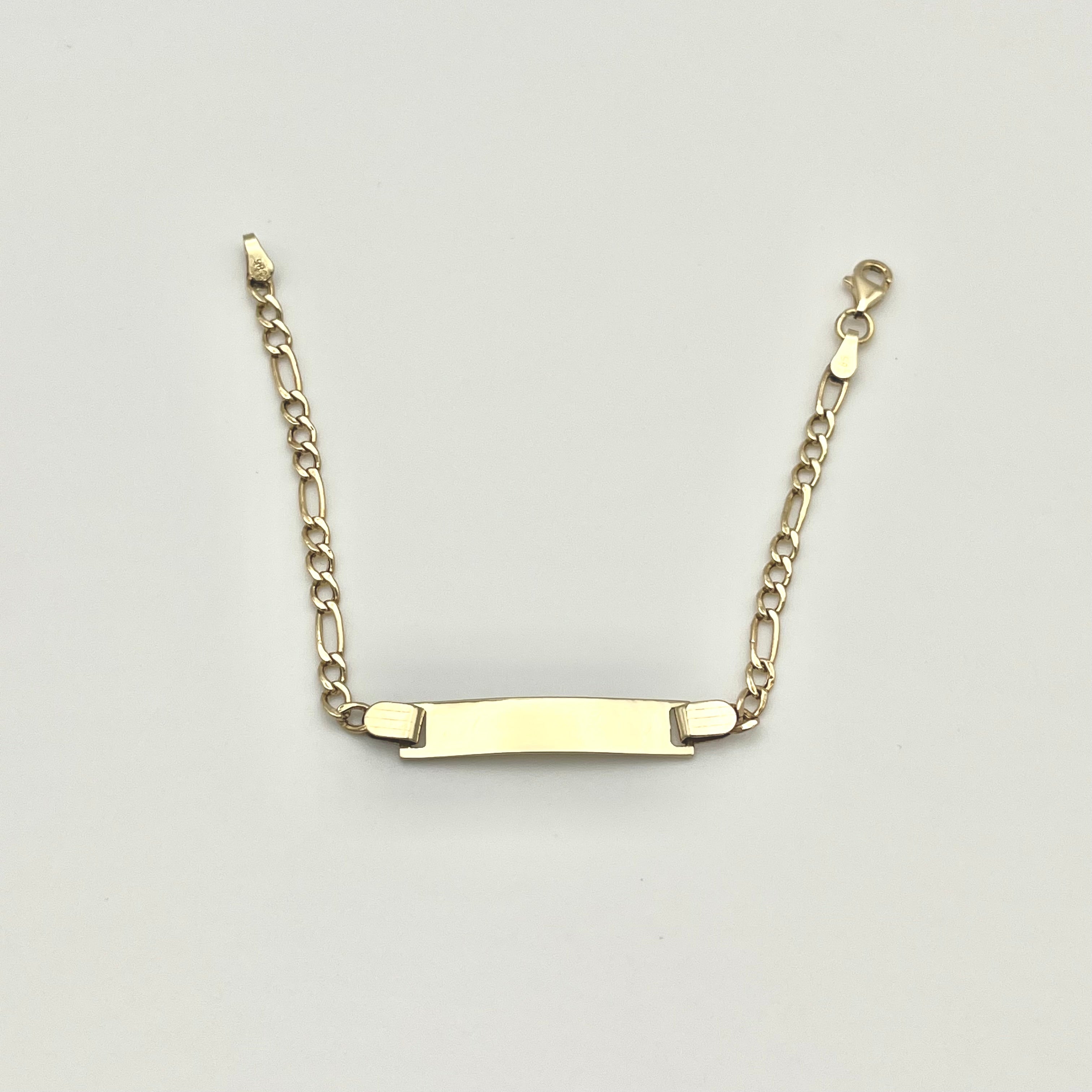 585 Figaro Block Kinderarmband aus 14 Karat Gold mit Namensplatte