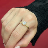 585 Gold Damenring Einstein Baget Fassung – klassischer 14 Karat Solitärring von Eleganz Juwelier.