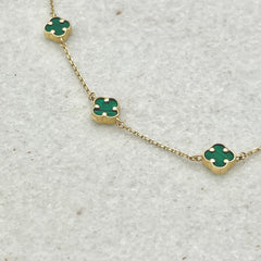 585 Green Clover Armband aus Gelbgold 14K – vollständige Ansicht am Handgelenk