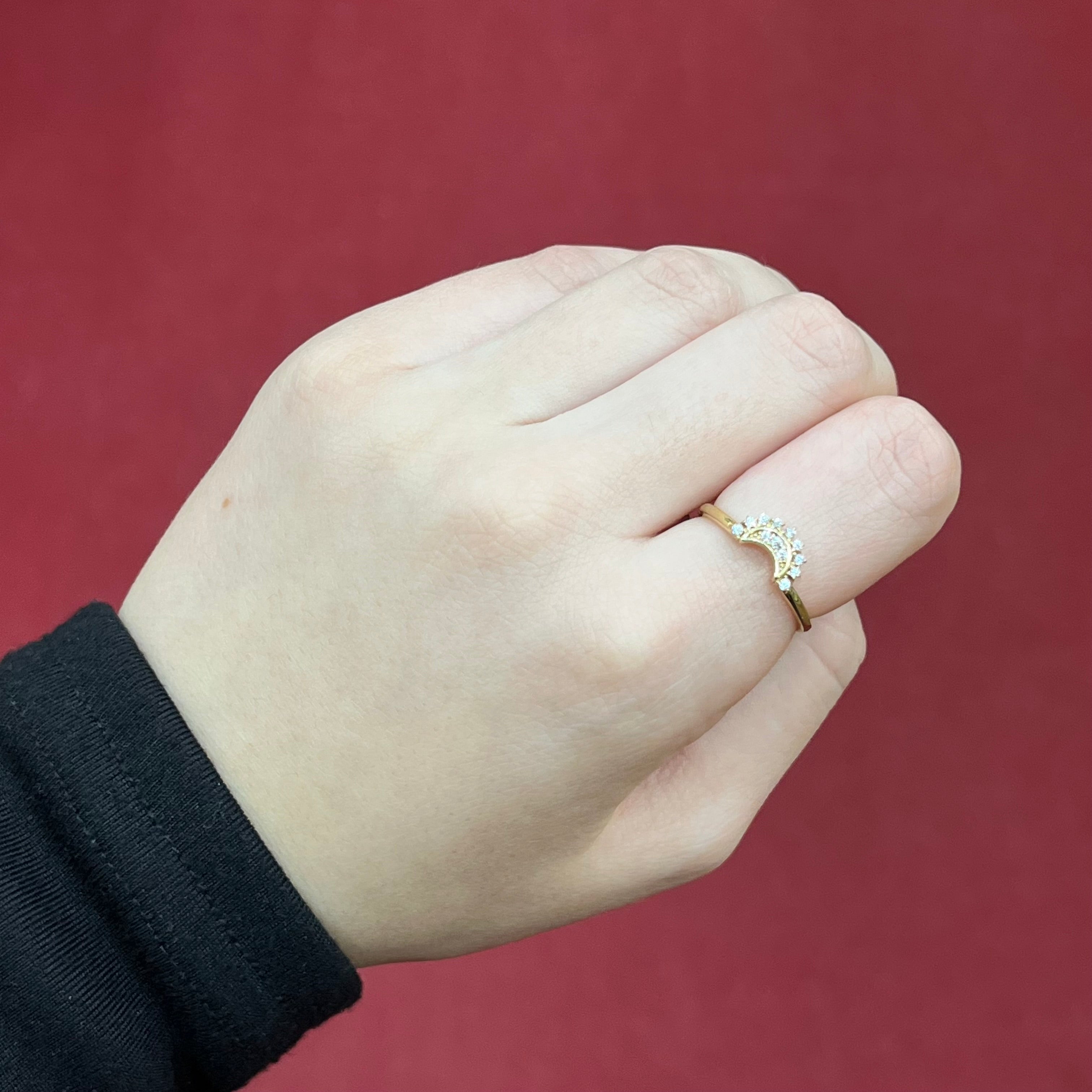 585 Halbmond Ring aus Gelbgold 14K mit Zirkonia-Steinen