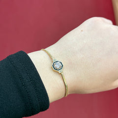 585 italienisches Zirkonia Armband aus 14 Karat Gelbgold mit geometrischem Design am Handgelenk getragen