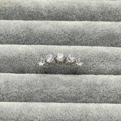 585 Majeste Fünfstein Ring aus Gelbgold 14K – Detailaufnahme