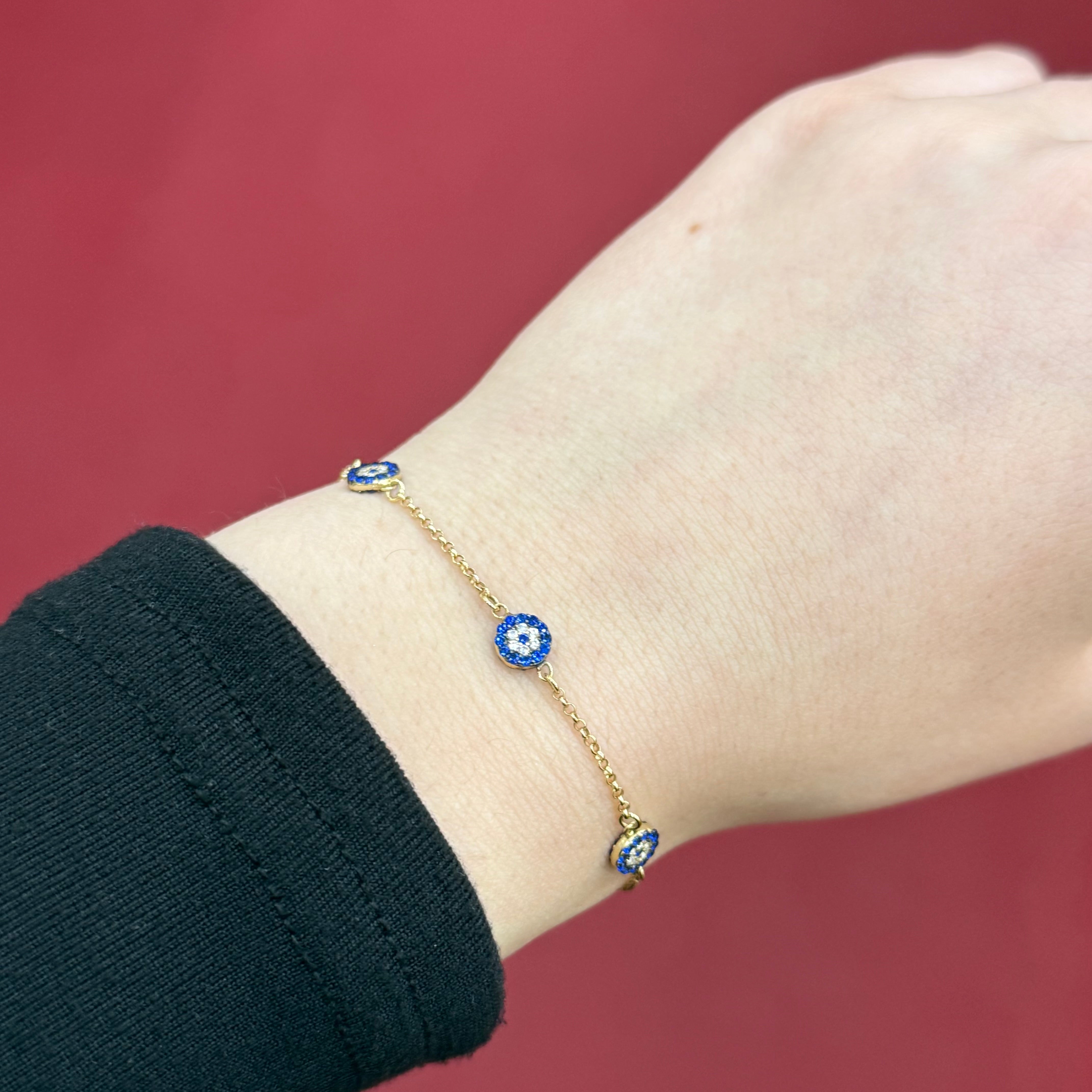 585 Nazarauge Multi-Kreis Armband aus 14 Karat Gelbgold mit mehreren runden Schutzsymbolen am Handgelenk getragen