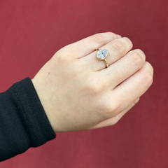 585 Tropfen Zirkonia Ring aus 14 Karat Gelbgold mit tropfenförmigem (Damla) Stein am Finger getragen