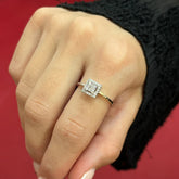 585 Quadra Baget Ring aus Weißgold 14K mit quadratischem Zirkonia und Pavé-Fassung auf Damenhand