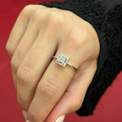 585 Quadra Baget Ring aus Weißgold 14K mit quadratischem Zirkonia und Pavé-Fassung auf Damenhand