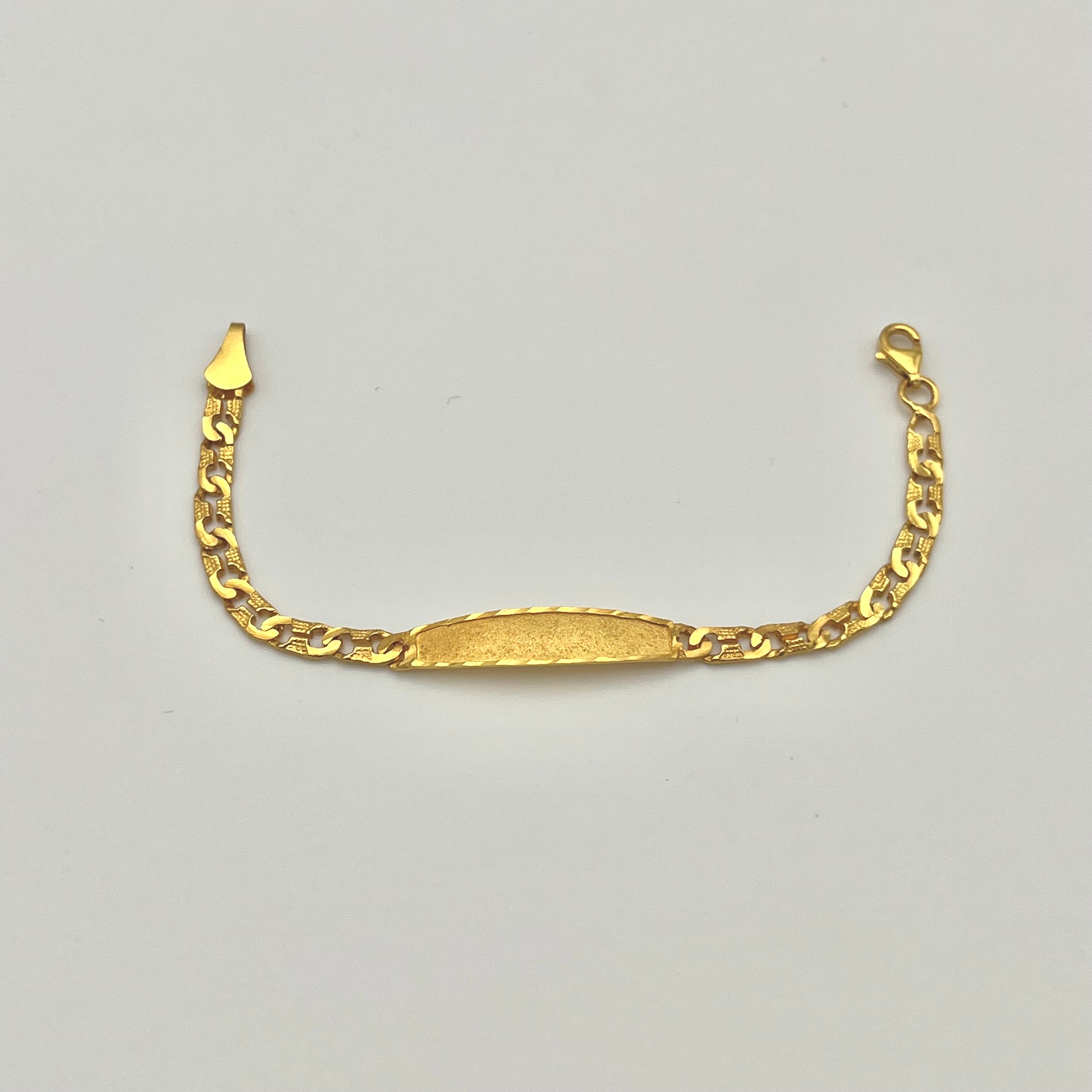 916 Aurelia Kinderarmband aus 22 Karat Gold mit strukturierter Namensplatte