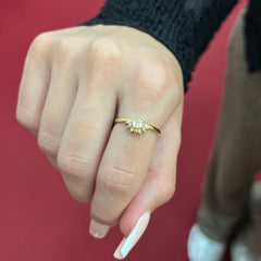 585 Aurelio Ring aus Gelbgold 14K mit zentralem Zirkonia im Sonnendesign auf Damenhand