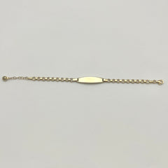 Detailansicht der glatten Block-Namensplatte am Kinderarmband aus 585 Gold