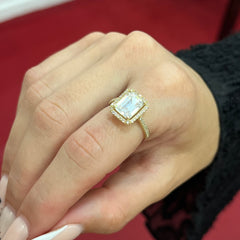 585 Brilloré Baget Ring aus Gold 14K mit großem rechteckigem Zirkonia auf Damenhand