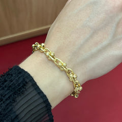 585 Dorika T Gold Armband aus 14K Gelbgold mit glänzenden Dorika-Elementen am Handgelenk