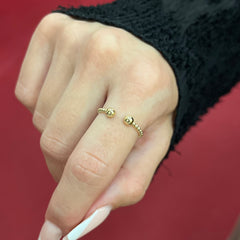 585 Dual Dorika Ring aus Gelbgold 14K mit offenem Doppel-Dorika-Design auf Damenhand