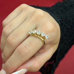 585 Dualin Fünfstein Ring aus Gold 14K mit fünf funkelnden Zirkonia-Steinen auf Damenhand