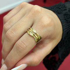 585 Foldra Ring aus Gold 14K mit geflochtenem Strukturdesign auf Damenhand