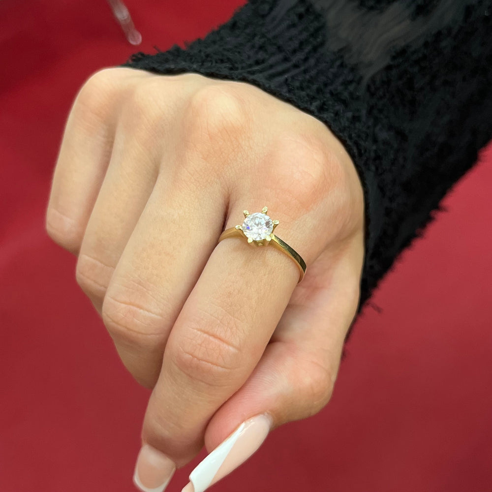 585 GlowSix Einstein Ring aus Gelbgold 14K mit rundem Zirkonia in 6er-Fassung auf Damenhand