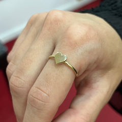 585 Herz Ring aus Gold 14K mit gravierbarem Herz-Design auf Damenhand