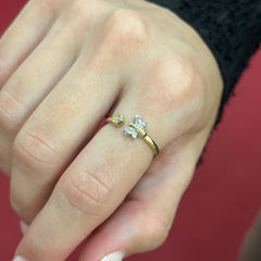 585 Honeyra Ring aus Gold 14K mit filigranem Bienen-Design auf Damenhand