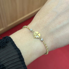 585 Kleeblatt Armband aus 14K Gelbgold mit funkelndem Zirkonia-Kleeblatt und Weißgold-Akzenten am Handgelenk