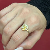 585 Kleeblatt Ring aus Gold 14K mit Kleeblatt-Motiv als Glückssymbol auf Damenhand