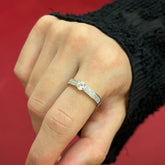 585 Lineux Einstein Ring aus Gold 14K mit zentralem Zirkonia und Pavé-Seitenbesatz auf Damenhand