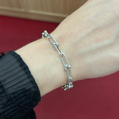 585 Luna Armband aus Weißgold 14K mit feinem Gliederdesign und Kugelverzierung am Damenhandgelenk