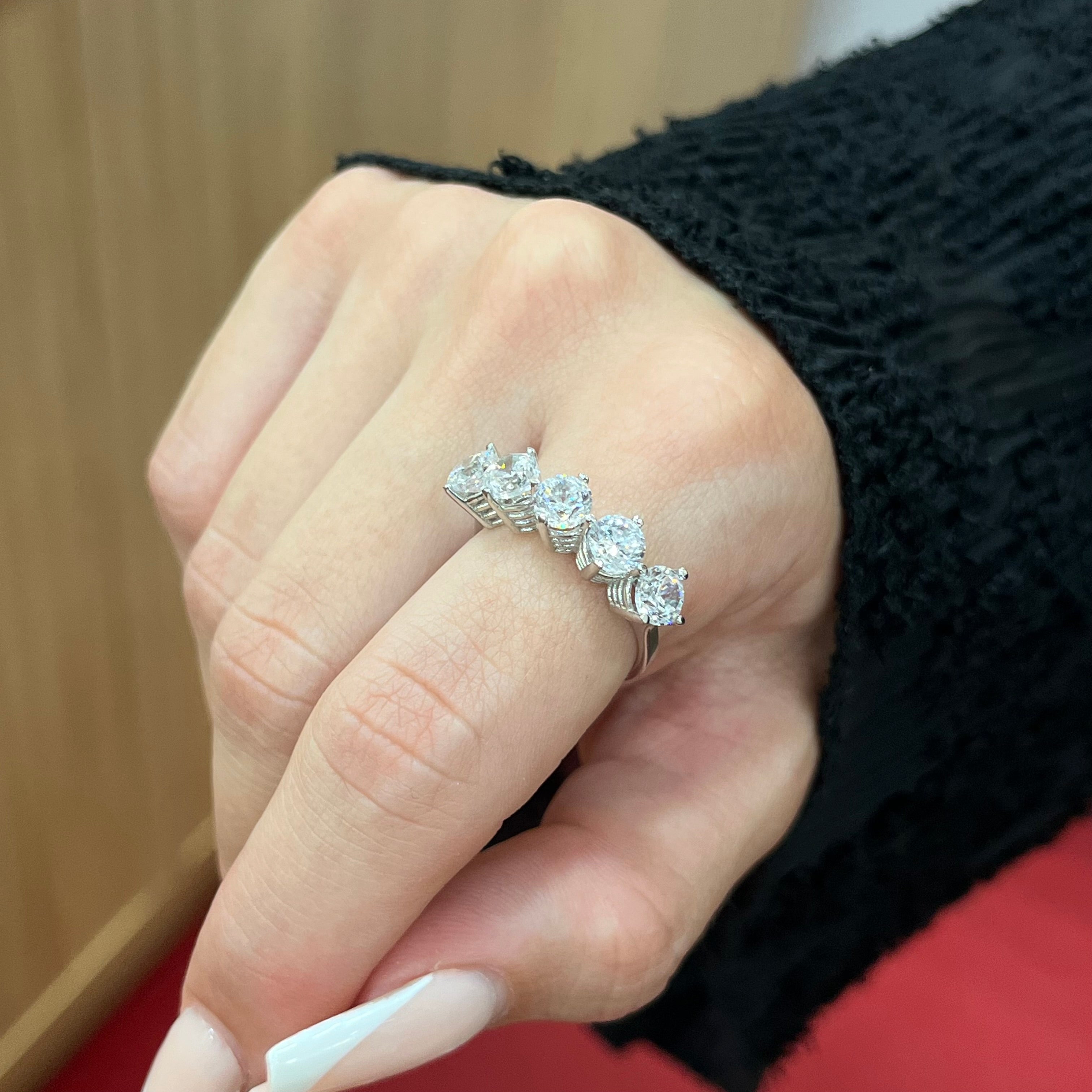 585 Majeste Fünfstein Ring aus 14K Weißgold mit fünf funkelnden Zirkonia-Steinen am Finger