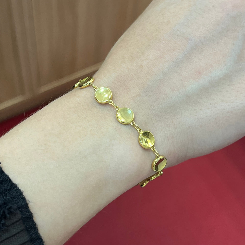 585 Pullu Plaka Armband aus 14K Gelbgold mit runden, glänzenden Plaka-Elementen am Handgelenk