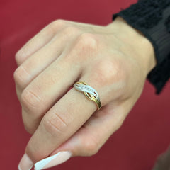 585 Silvara Infinity Ring aus Bicolor Gold 14K mit Wellen-Design und Zirkonia auf Damenhand