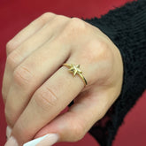 585 Stellina Ring aus Gold 14K mit filigranem Stern Design auf Damenhand
