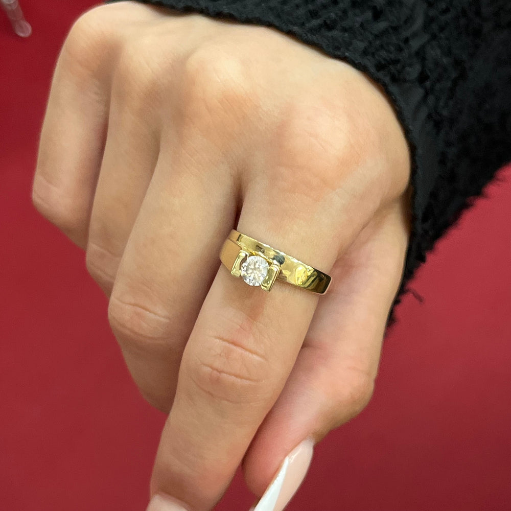 585 StoneLine Ring aus Gelbgold 14K mit zentralem Zirkonia im modernen Design auf Damenhand