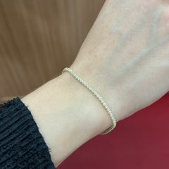 585 Su Yolu Armband aus 14K Gelbgold mit funkelnden Zirkonia-Steinen am Handgelenk