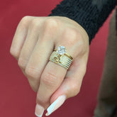 585 Tugra Shine Einstein Ring aus Gelbgold 14K mit großem Zirkonia-Solitär und feinen seitlichen Steinen auf Damenhand