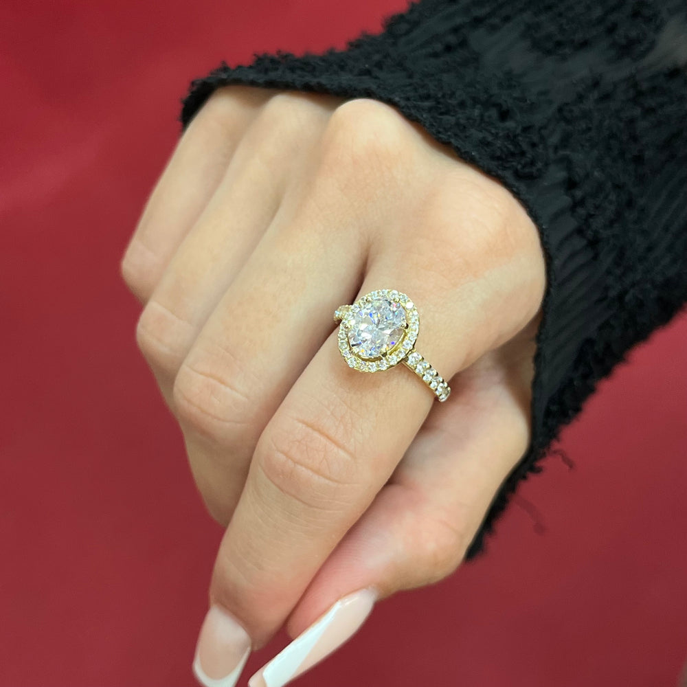 585 TwinkleLux Ring aus Gelbgold 14K mit Pavé-Doppelstein-Design auf Damenhand