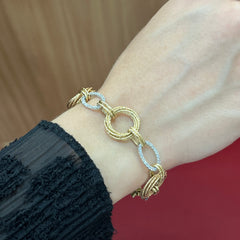 585 Verona Armband aus 14K Gelbgold mit strukturierten und glänzenden Gliedern am Handgelenk