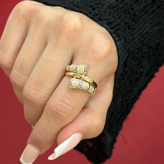 585 Zira Bold Ring aus Gelbgold mit doppeltem Cobra-Design und Zirkonia-Pavé auf Damenhand