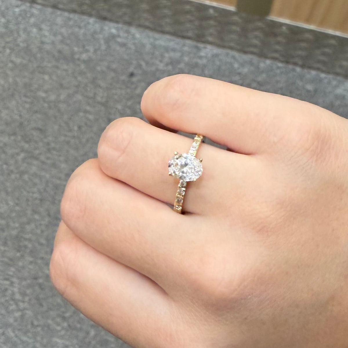 585 Oval Einstein Ring