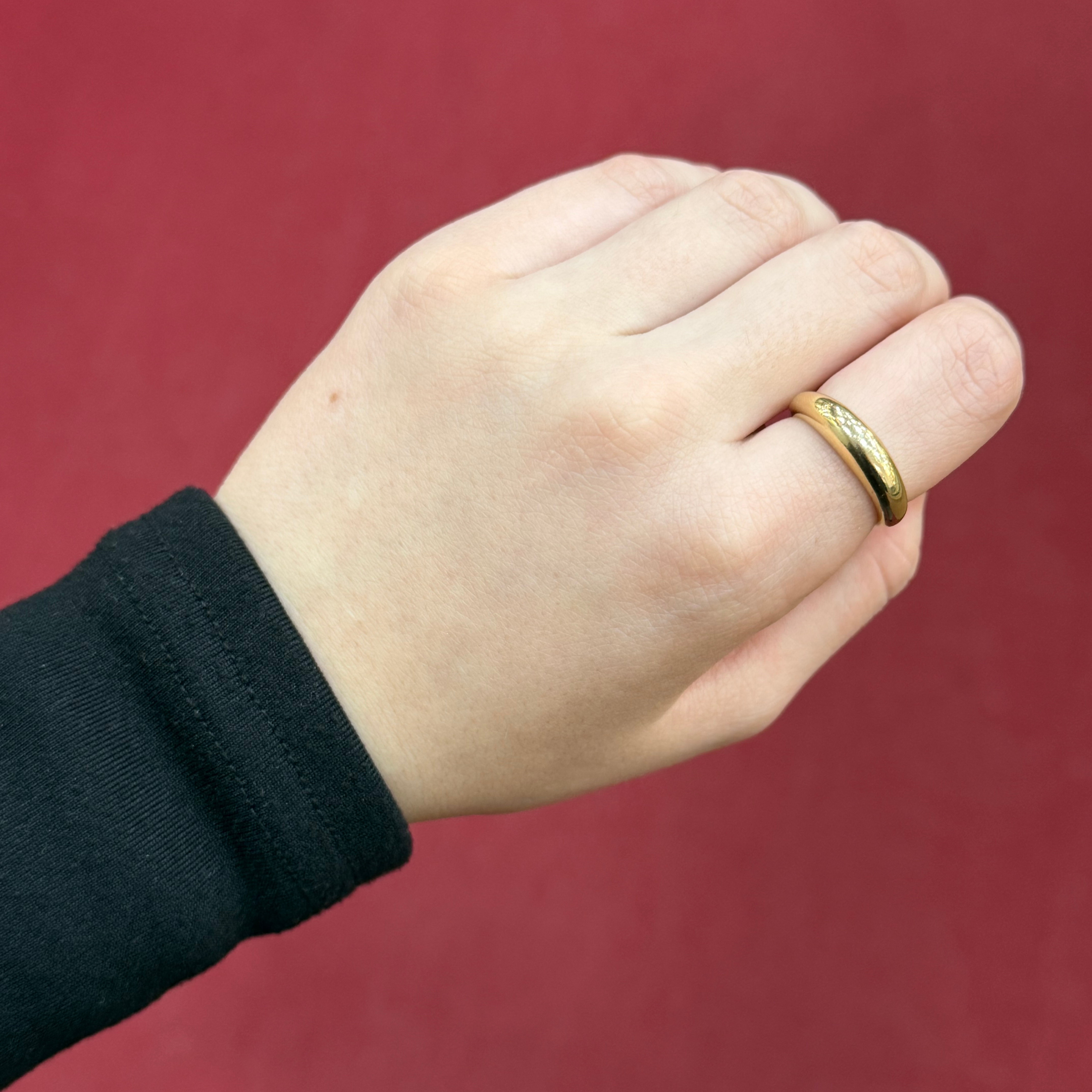 585 Azra Ring aus 14 Karat Gelbgold am Finger getragen