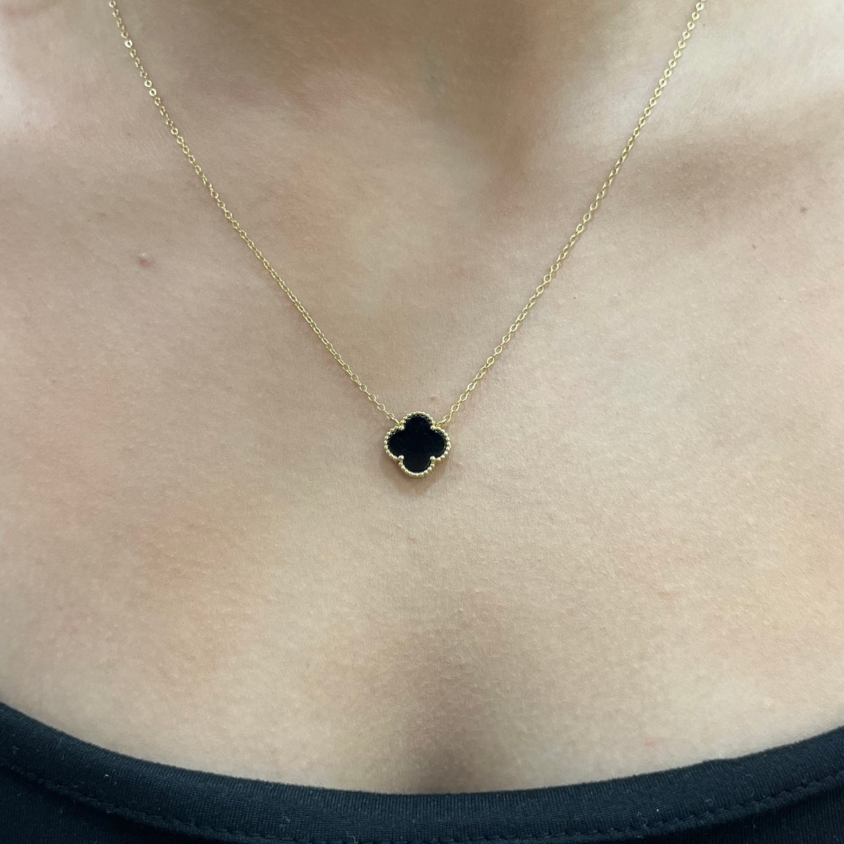 585 Black NoirBloom Kette aus 14 Karat Gold mit schwarzem Kleeblatt Anhänger – eleganter Symbolschmuck für Damen