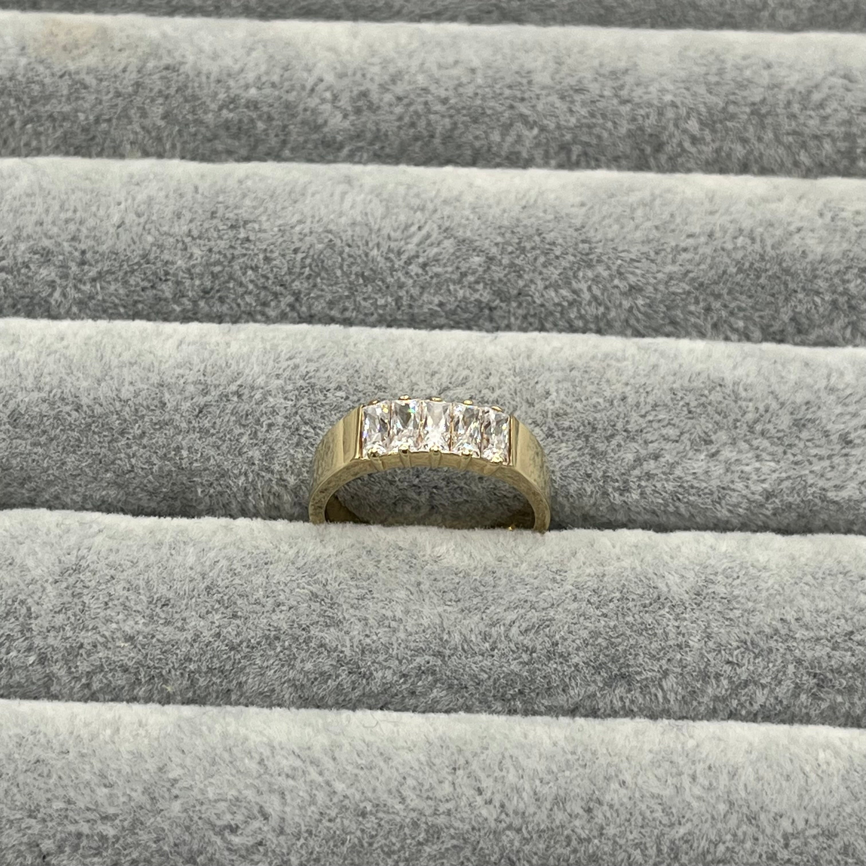 585 Celia Baget Ring aus Gelbgold 14K – Detailaufnahme