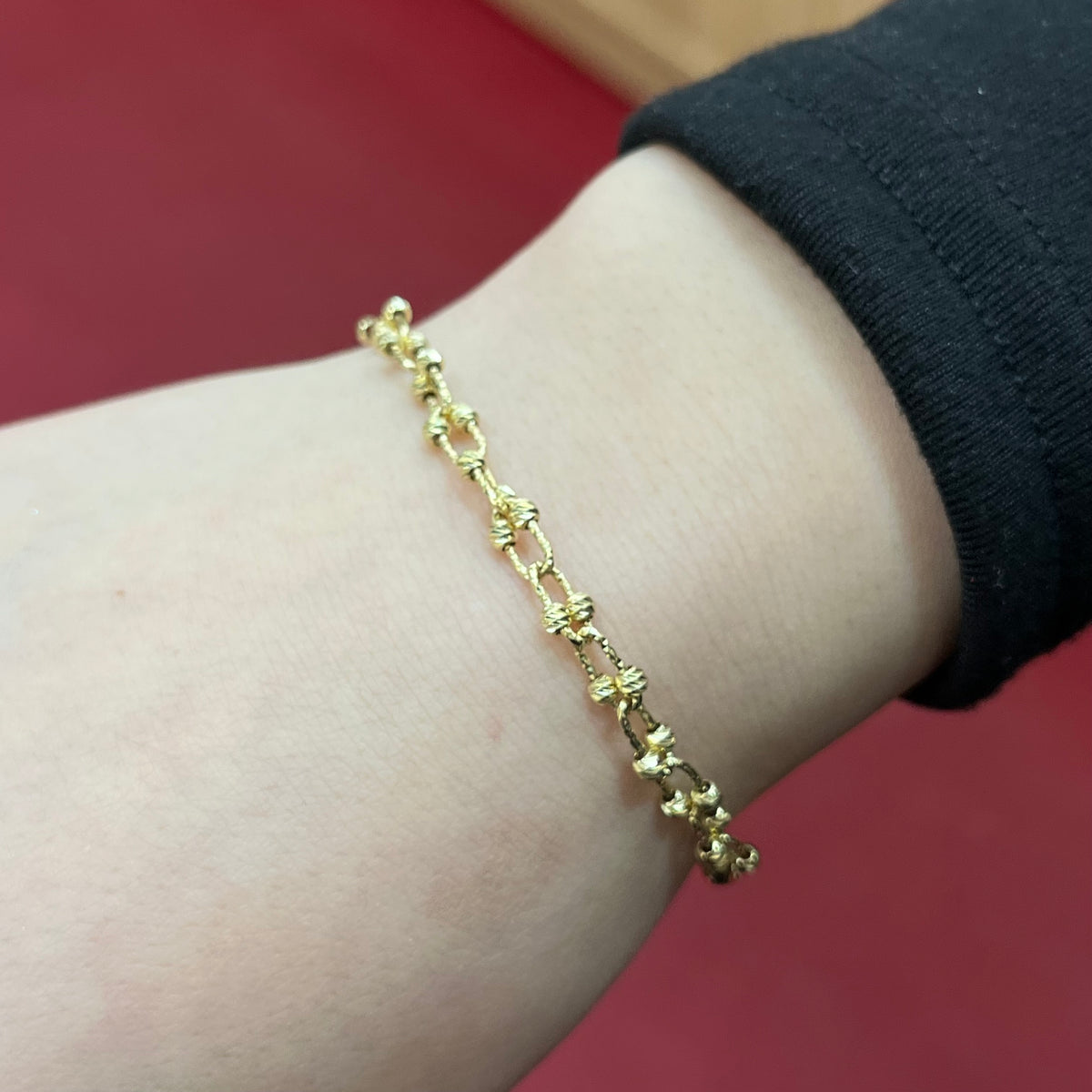 585 Dorika T-Glieder Armband aus 14 Karat Gelbgold mit strukturierten Verbindungselementen am Handgelenk getragen