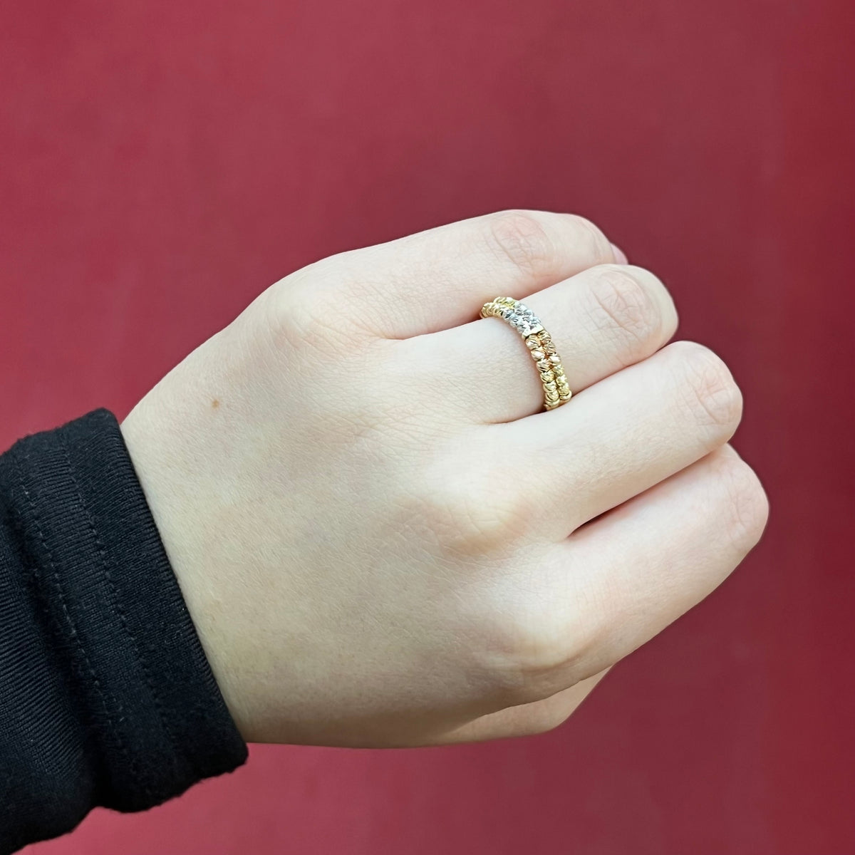 585 Double Dorika Ring aus Gelbgold 14K elegant am Finger getragen