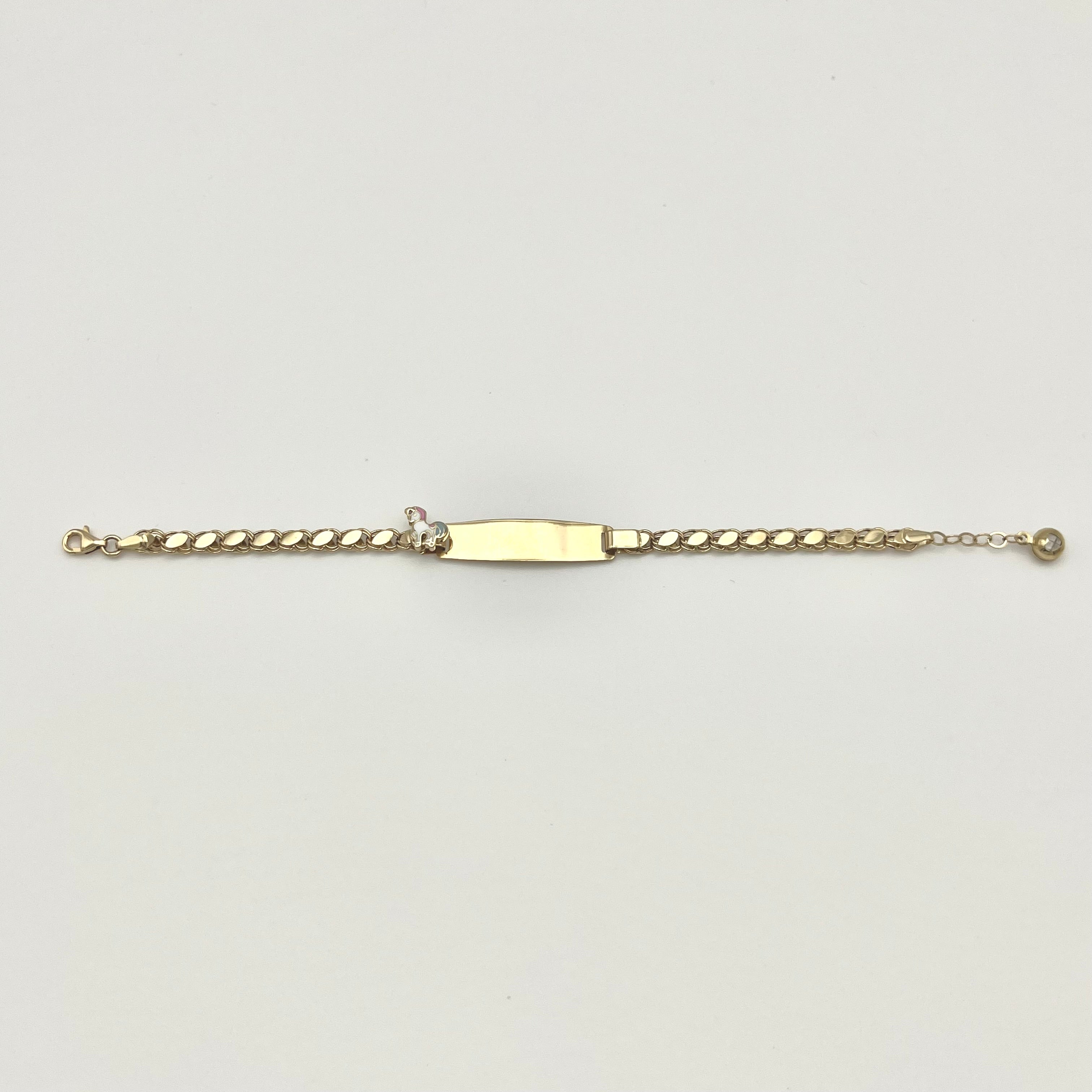 Detailansicht des Einhorn Charms am Kinderarmband aus 585 Gold