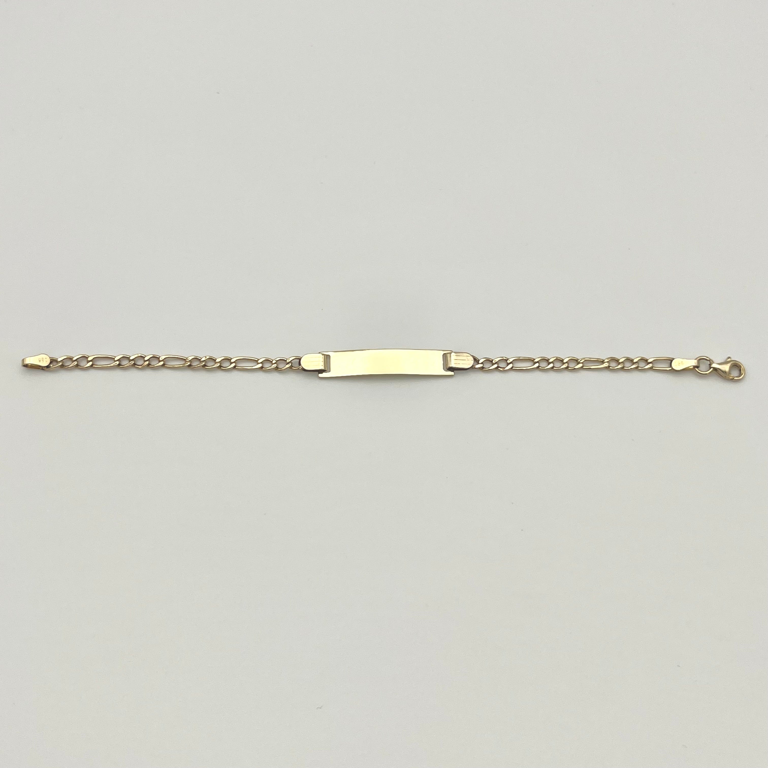 Detailansicht der Figaro Kettenstruktur beim Block Kinderarmband aus 585 Gold