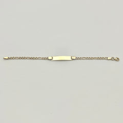 Detailansicht der Figaro Kettenstruktur beim Block Kinderarmband aus 585 Gold