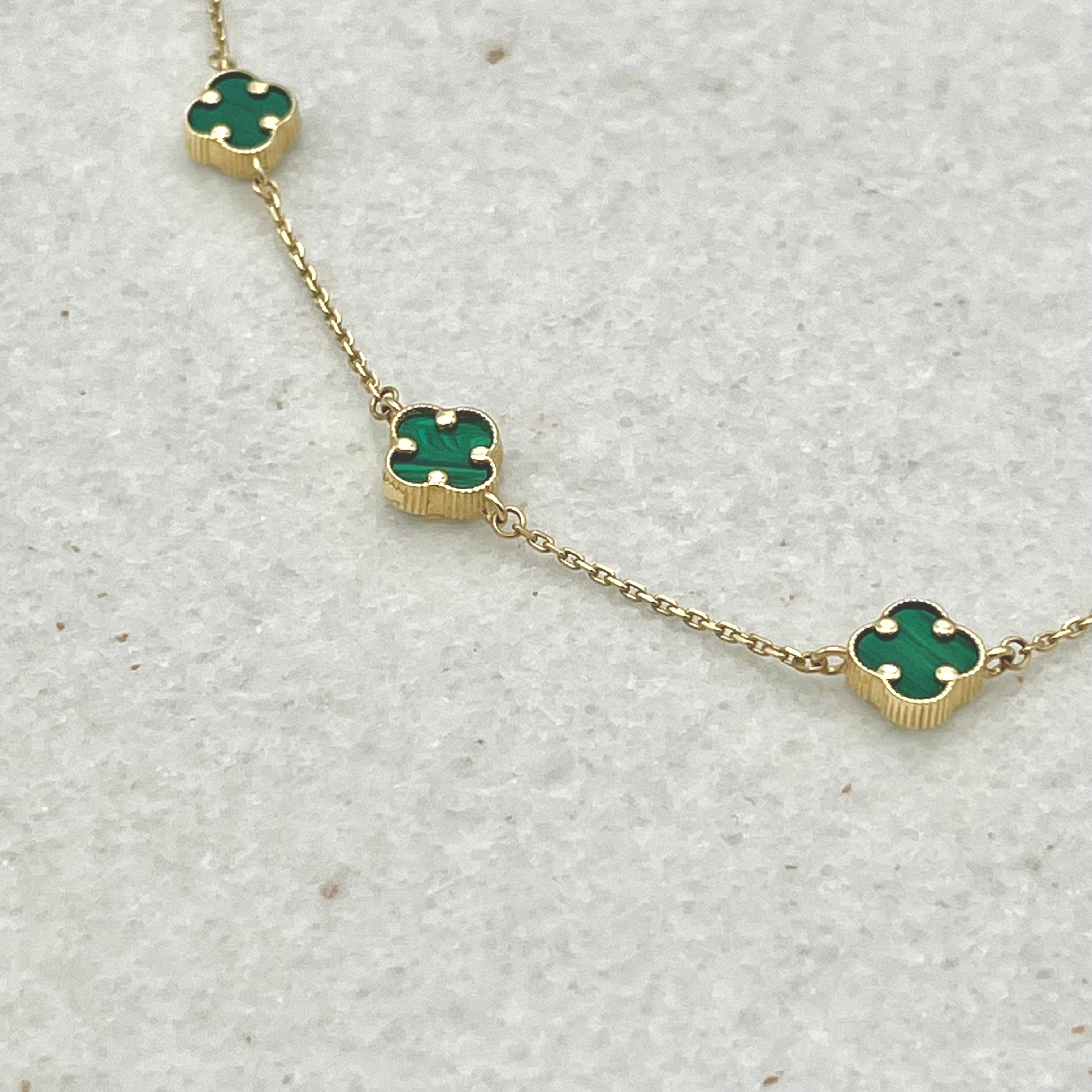 585 Green Clover Armband aus Gelbgold 14K – vollständige Ansicht am Handgelenk