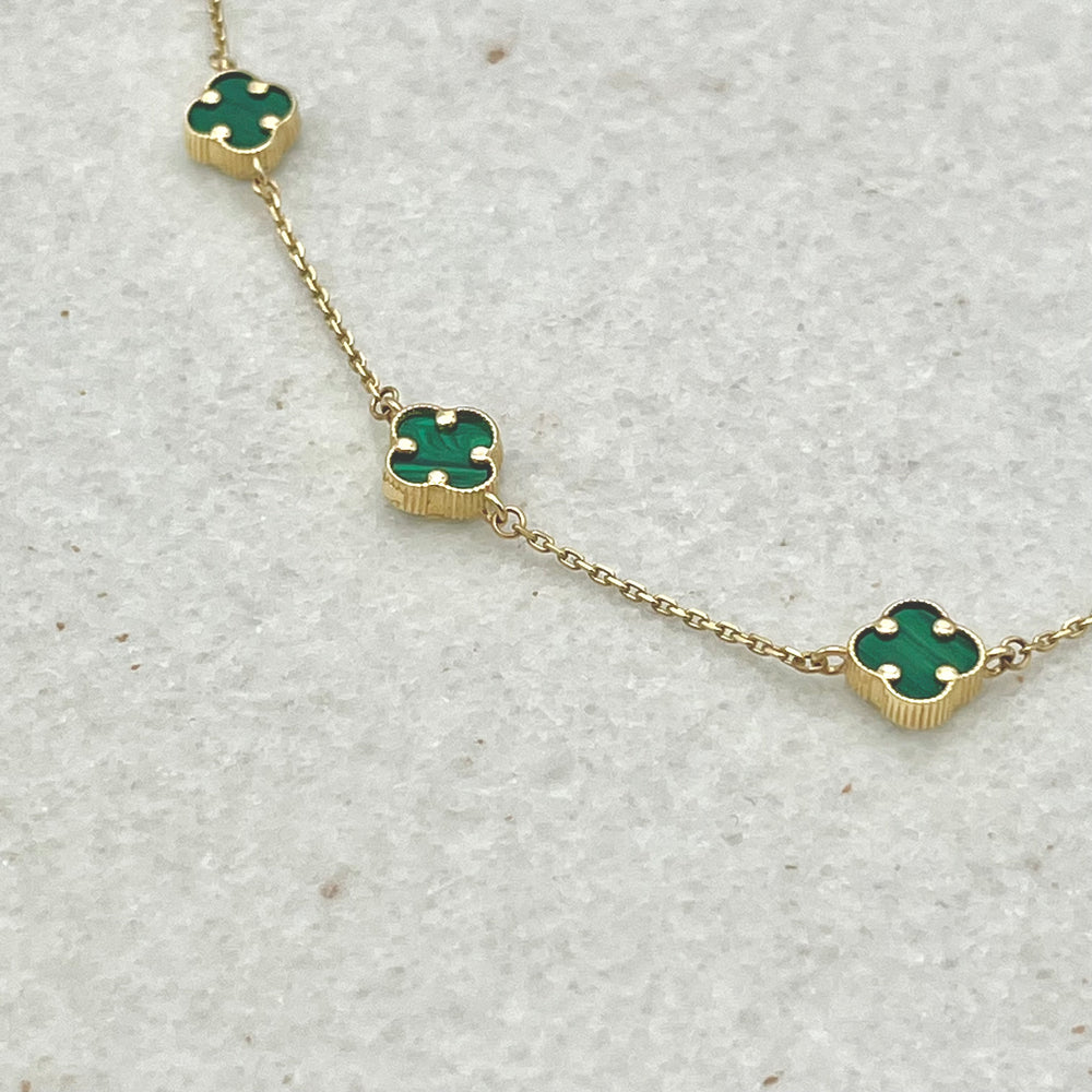 585 Green Clover Armband aus Gelbgold 14K – vollständige Ansicht am Handgelenk