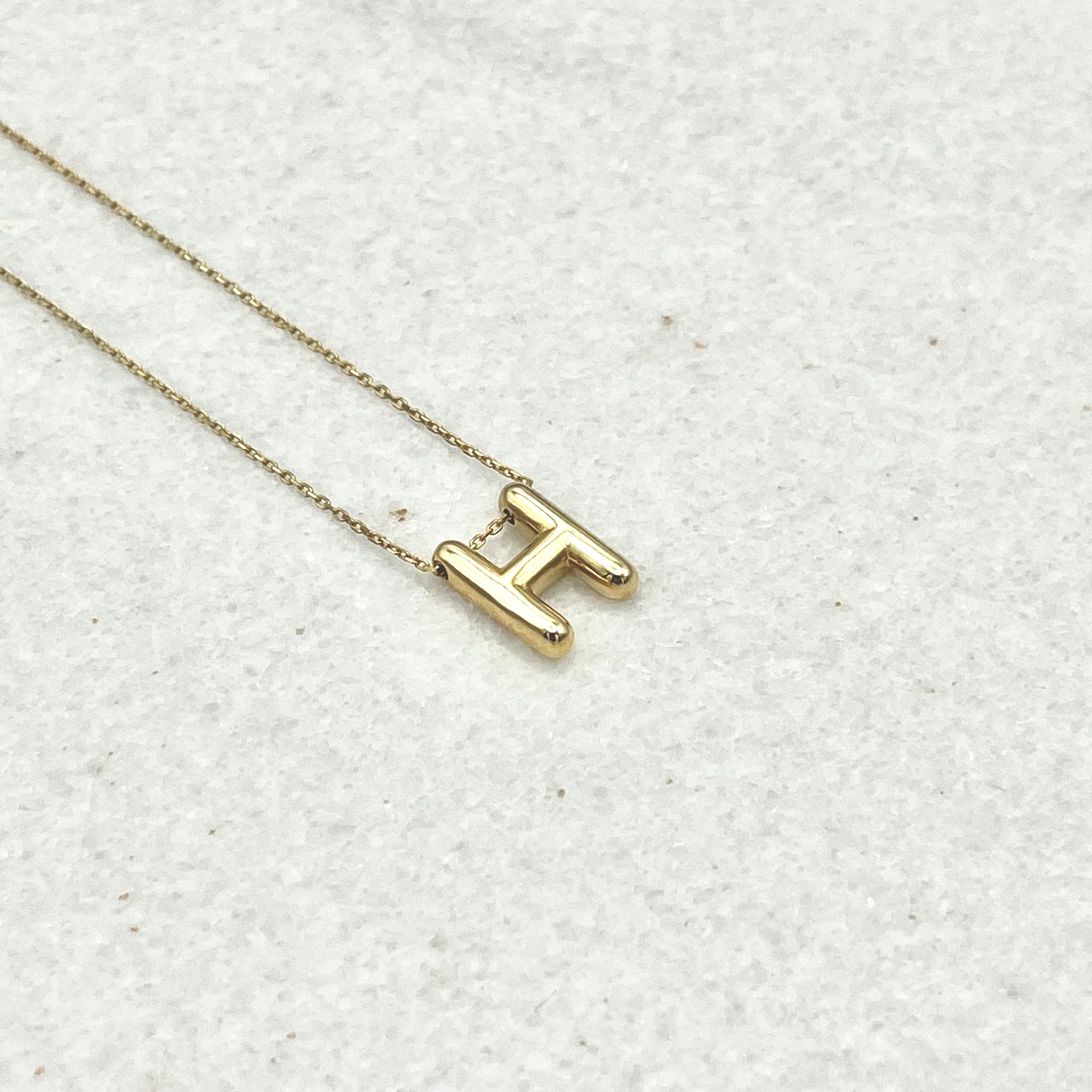 585 H Buchstaben Kette aus Gelbgold 14K – glänzende Oberfläche Detailaufnahme
