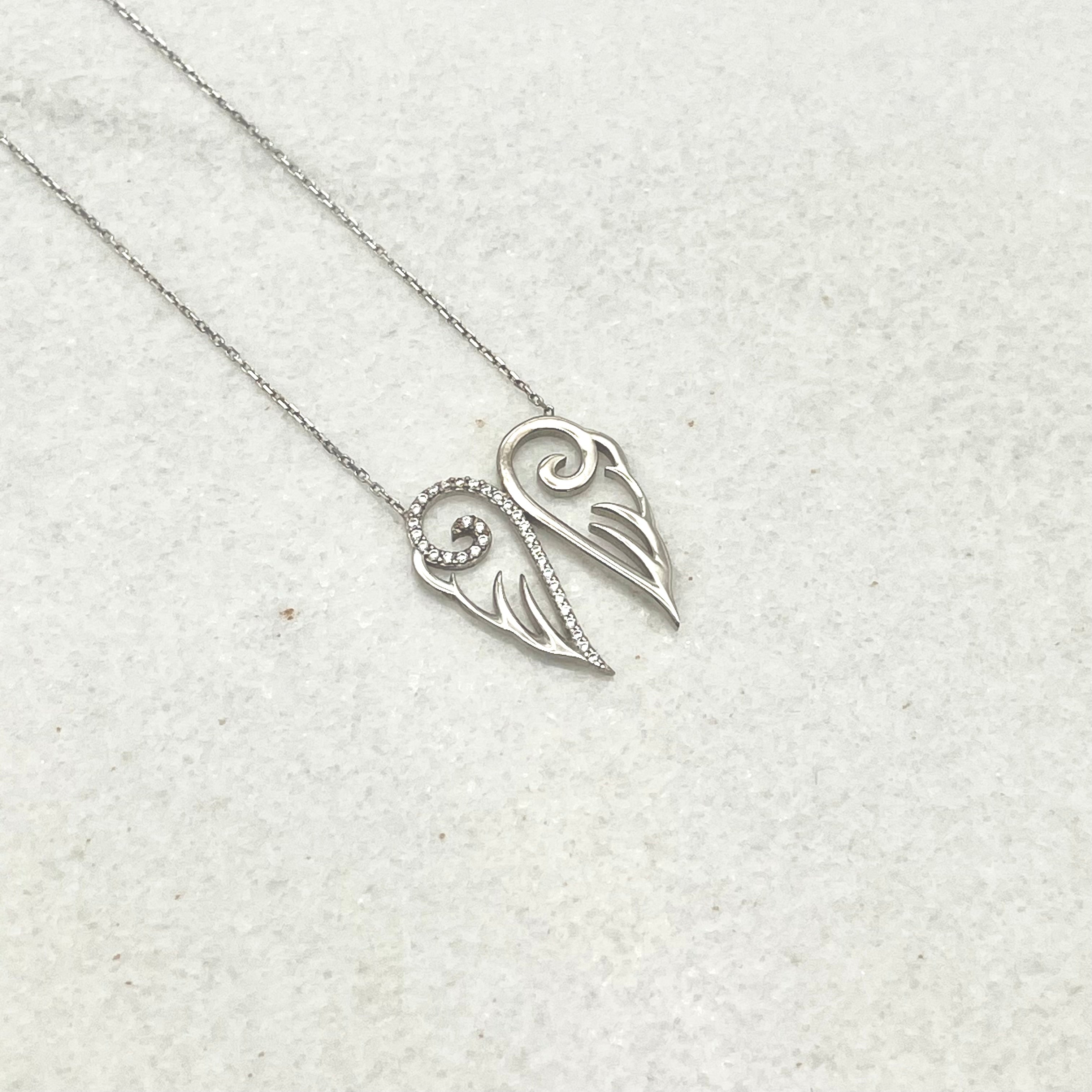 585 Herzflügel Kette aus Gelbgold 14K – glänzende Oberfläche Detailaufnahme