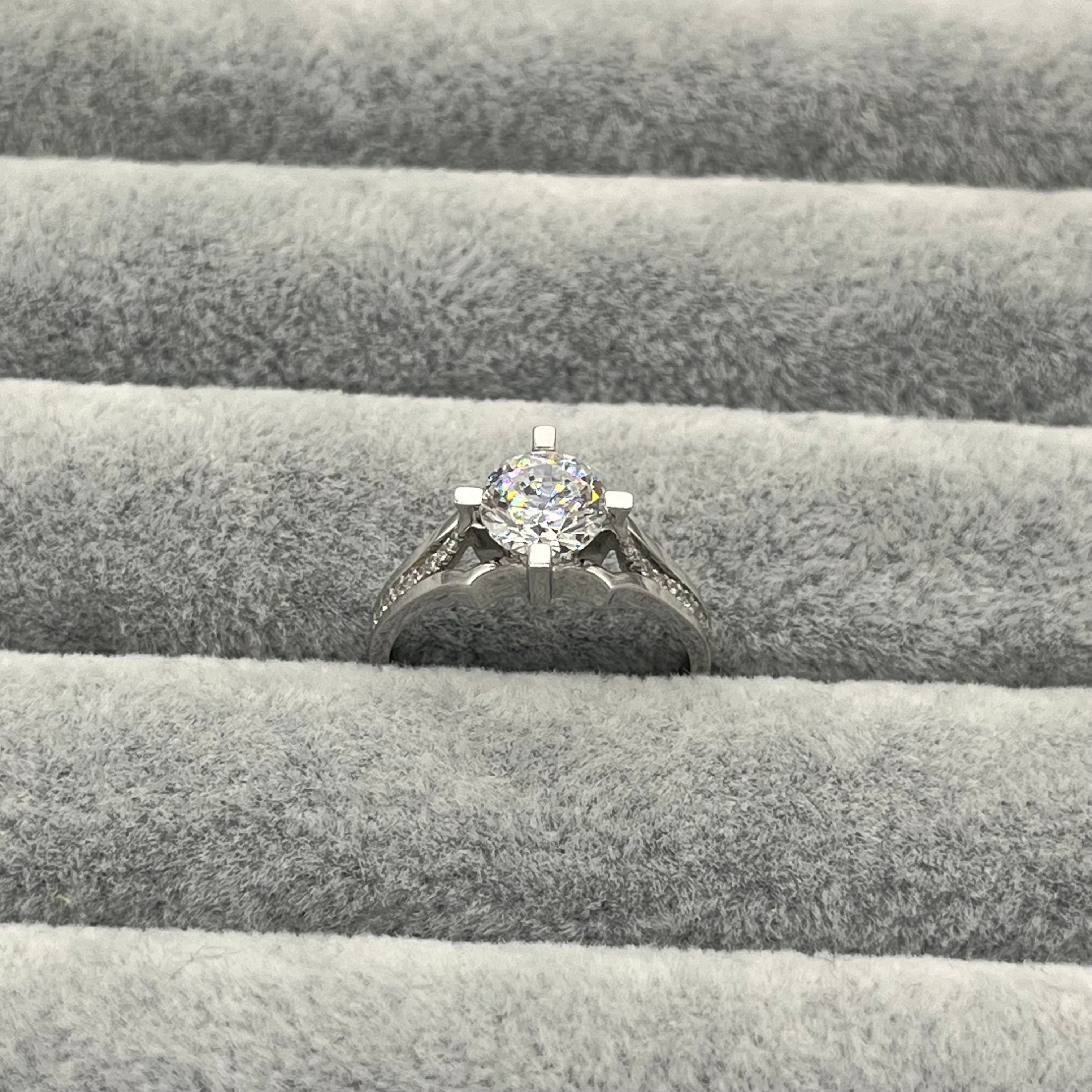 585 Infinity Glow Einstein Ring aus Gelbgold 14K – Detailaufnahme